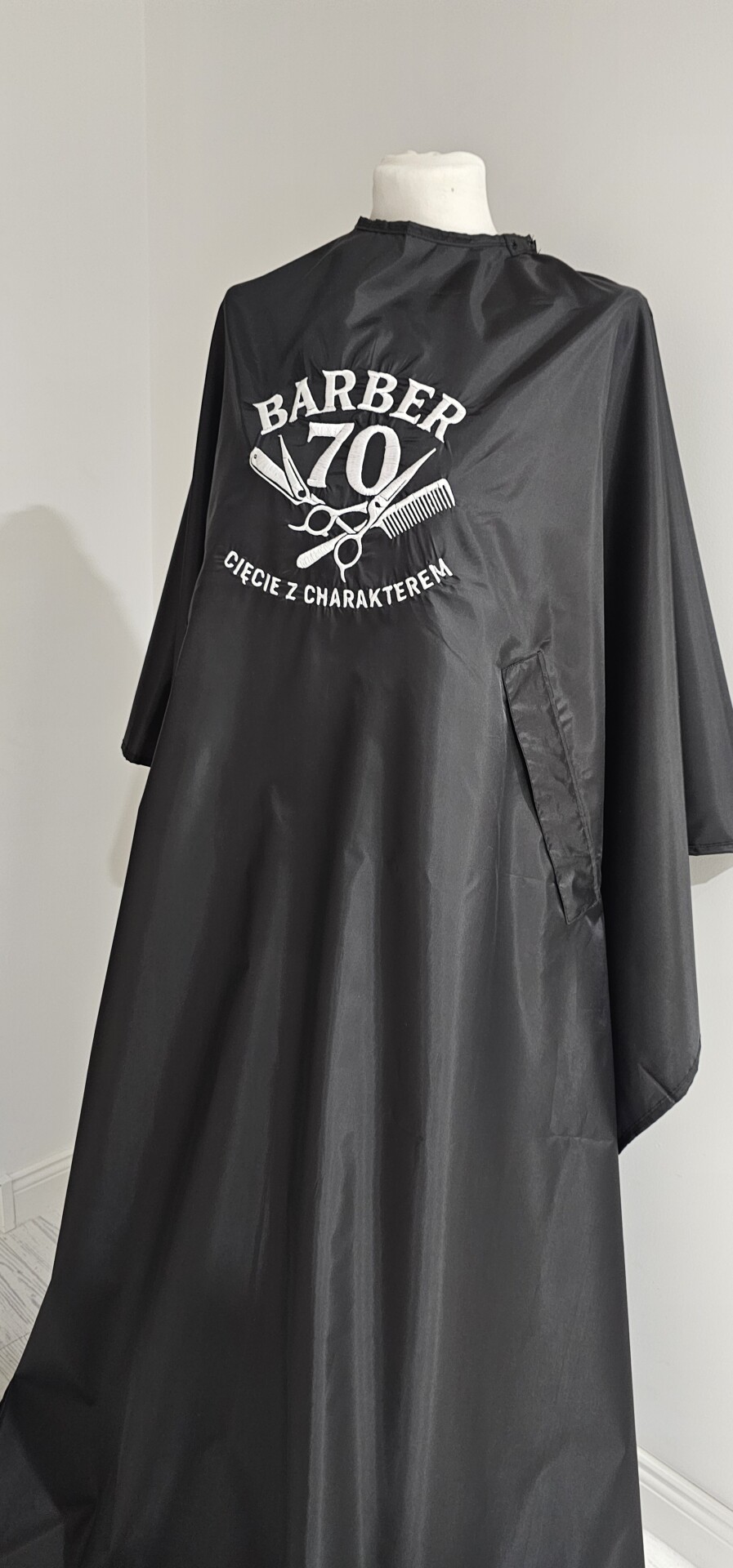 Haft na pelerynie fryzjerskiej - obrazek 4