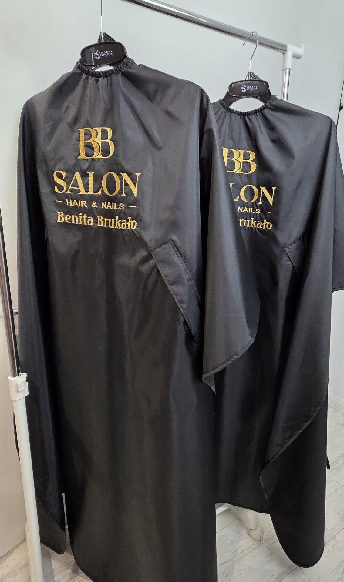 Haft na pelerynie fryzjerskiej - obrazek 6